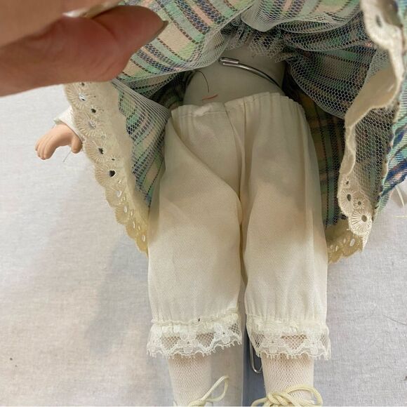 Brinns Pittsburgh Pa 1999 Collectible Porcelain Doll Appr 15” High - Picture 7 of 10